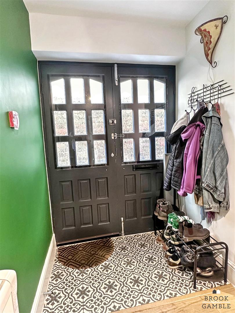 2 Bedroom Flat. Spencer Road in Eastbourne,  8